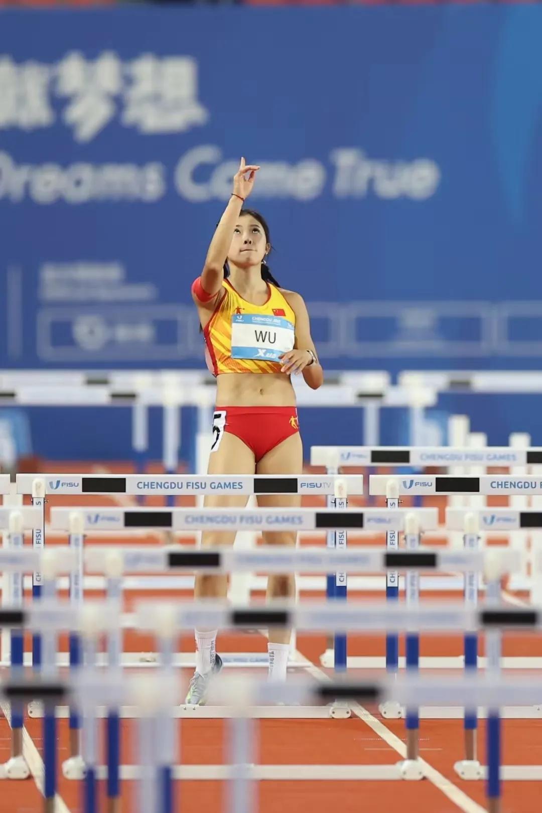 吴艳妮以12秒76的出色表现刷新了个人最佳纪录，并最终获得了银牌。吴艳妮赛前标志(1)