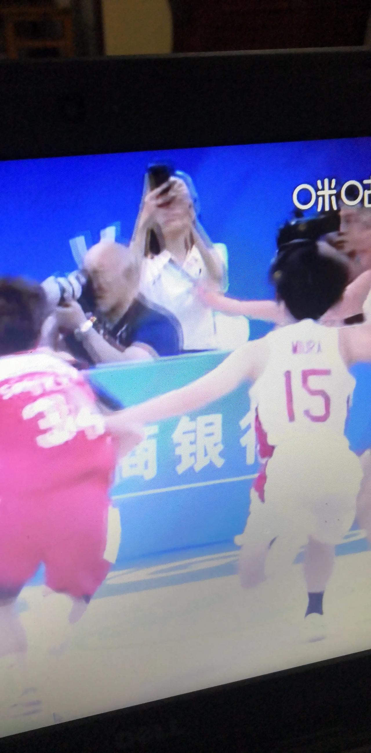 日本队员输给中国痛失金牌，赛后有些队员难掩失落，流着眼泪和中国队员握手！
日本队(5)
