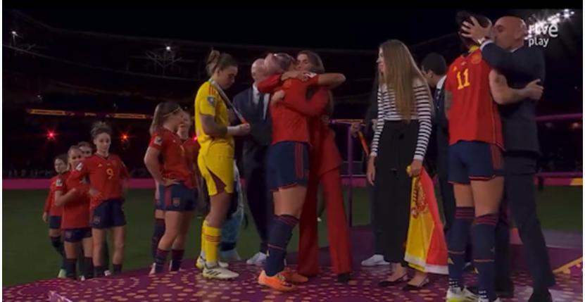 西班牙球星在西班牙足协主席亲吻她的嘴唇后发表新声明(1)