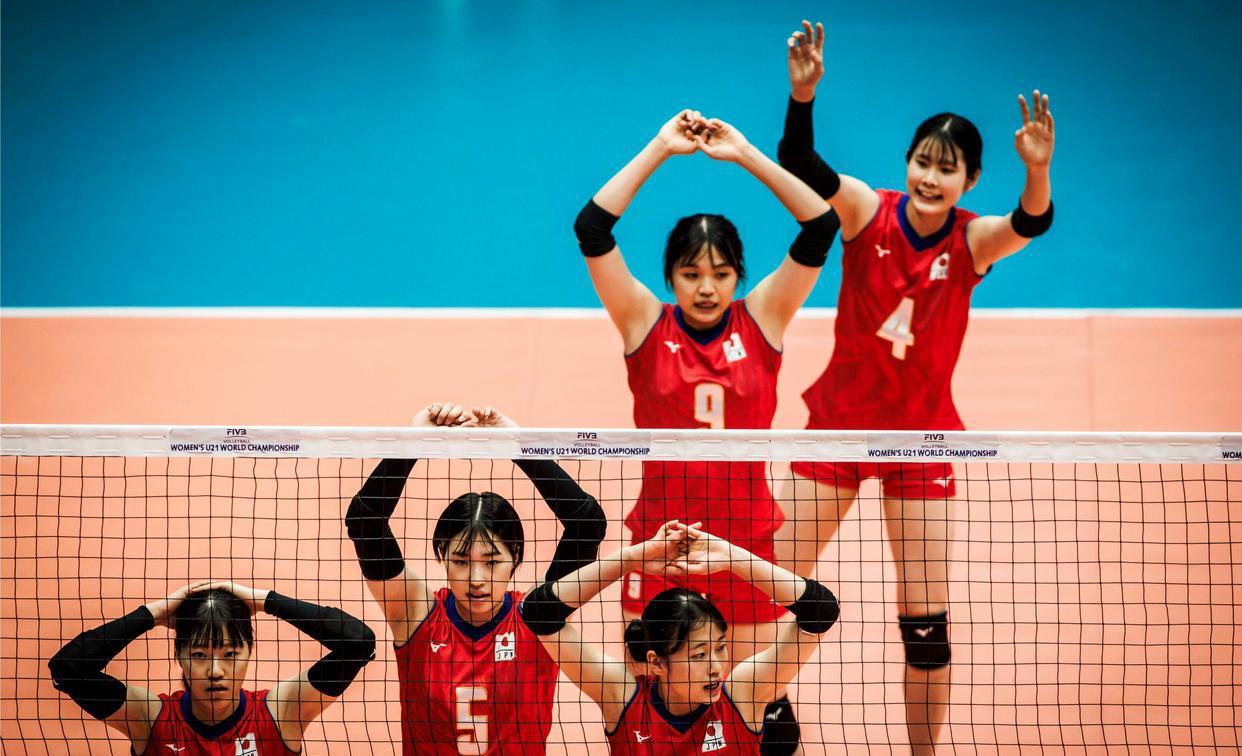 毫无悬念！巴西U21女排3-0完胜日本，获得世锦赛季军(4)
