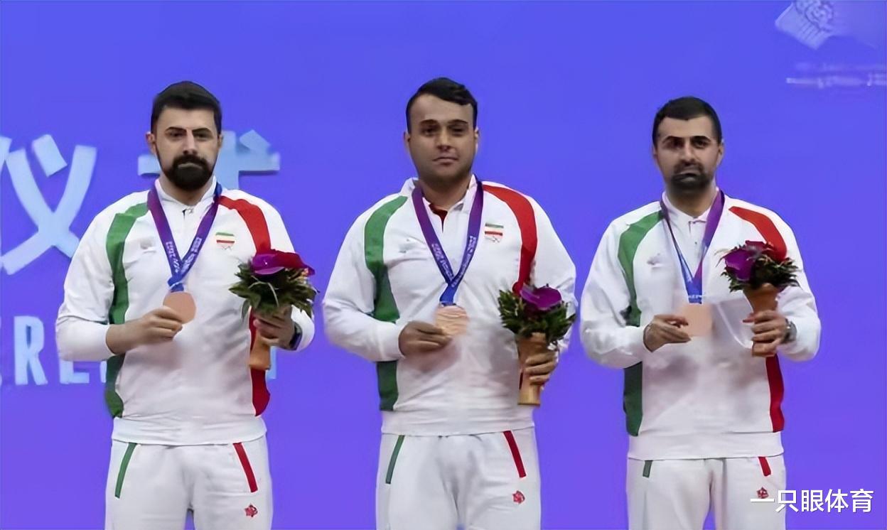 感动！伊朗男乒领奖后不忍离去，看台都空了，他们还挂铜牌拍照(4)