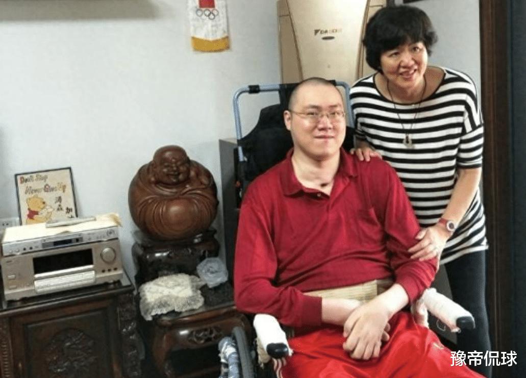 63岁郎平回国，专门看望瘫痪16年男排名宿，前妻改嫁11年成正厅(2)