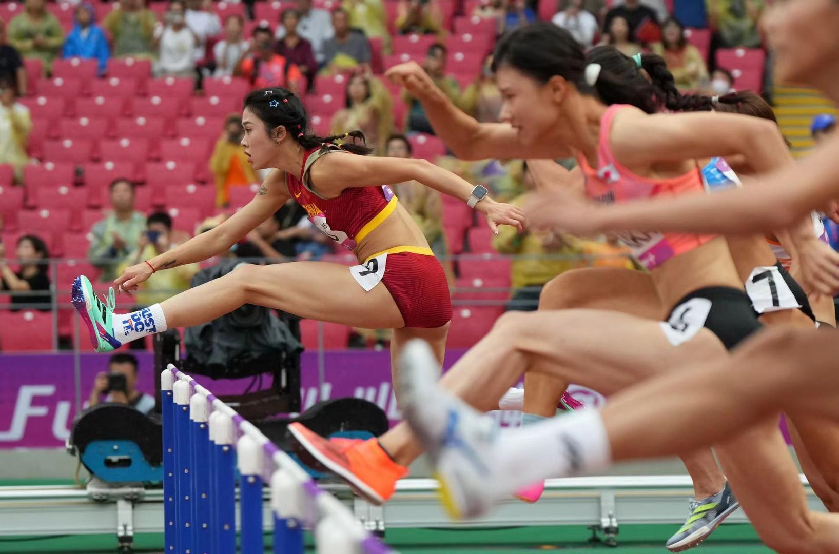 吴艳妮以小组第一晋级亚运会女子100米栏决赛 母亲:状态不错,希望决赛发挥得更好(2)