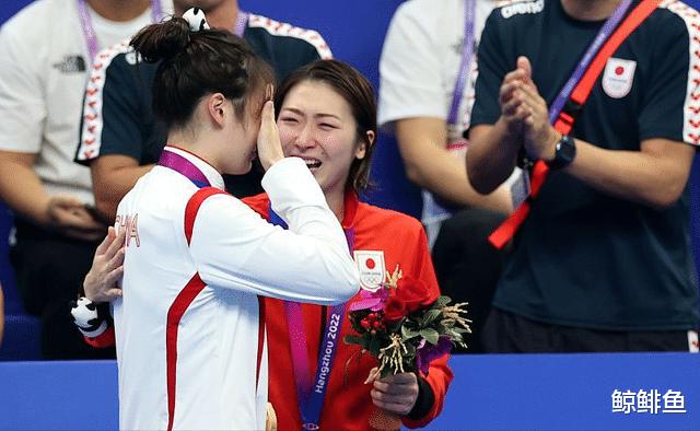 人美心善的中国泳坛碟后，成亚运六金王，拥抱日本选手泪洒领奖台(3)