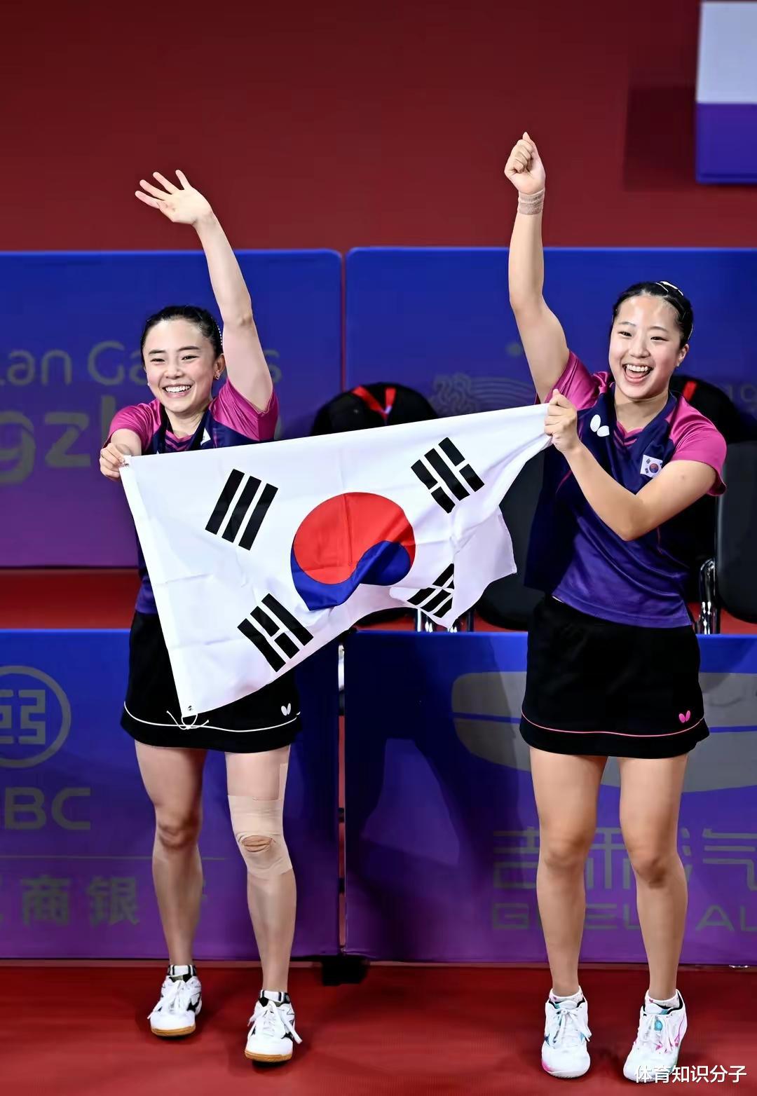 这么爱韩国吗？31岁华裔乒乓名将高举韩国国旗，网友：让人心酸(2)