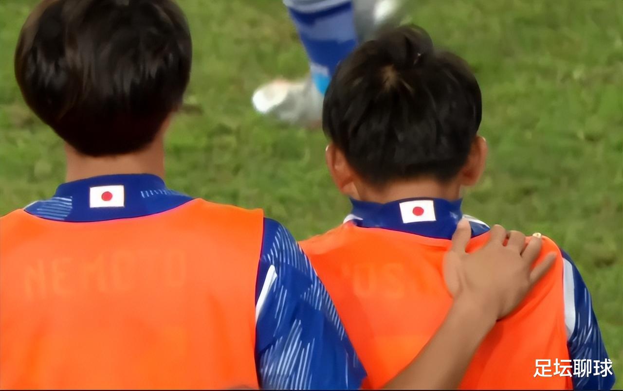亚运会3连冠！韩国球员狂欢：跪地+跳舞庆祝，日本球员却捂脸落泪(1)