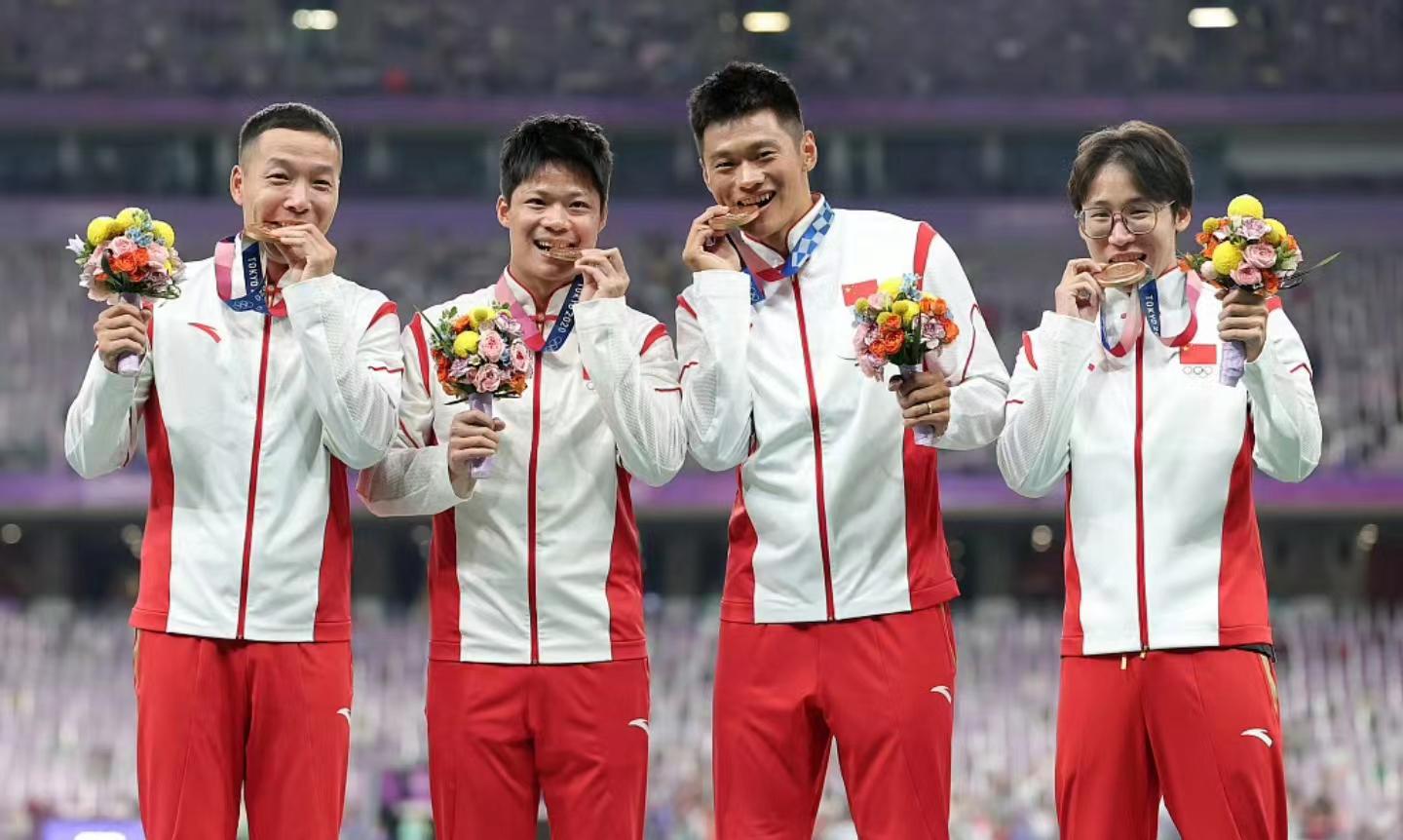 苏炳添晒全家福：一家四口很幸福！中国飞人在杭州收获奥运会铜牌(4)