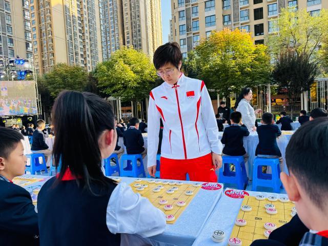 “象棋弈公益”亚运冠军深入西安校园传播象棋文化(6)