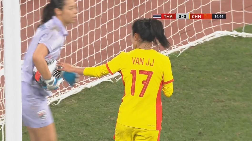 中国女足1-0领先泰国！闫锦锦凌空垫射破门，连场建功！(1)