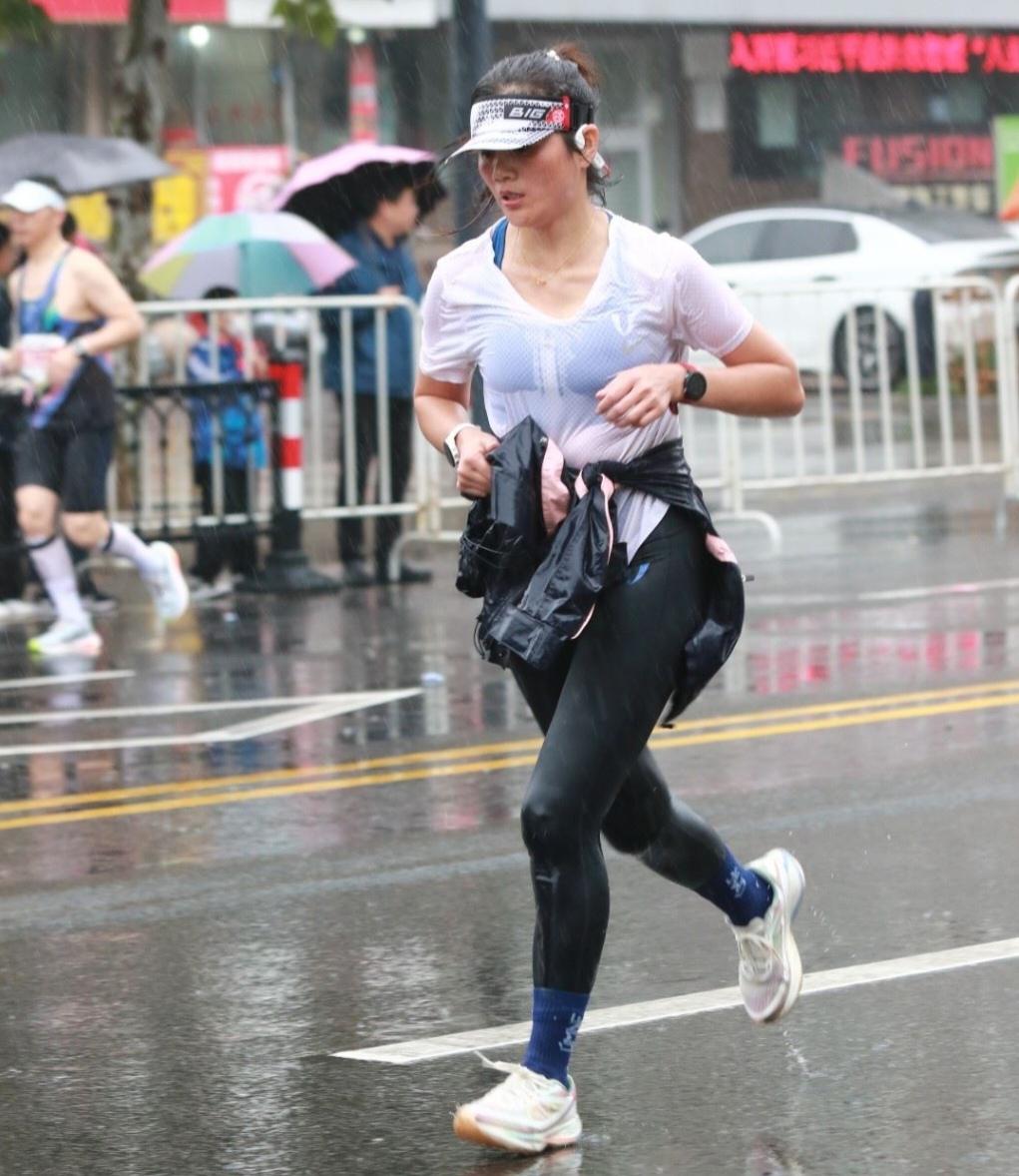女跑者最怕下雨，毫无隐私可言(2)