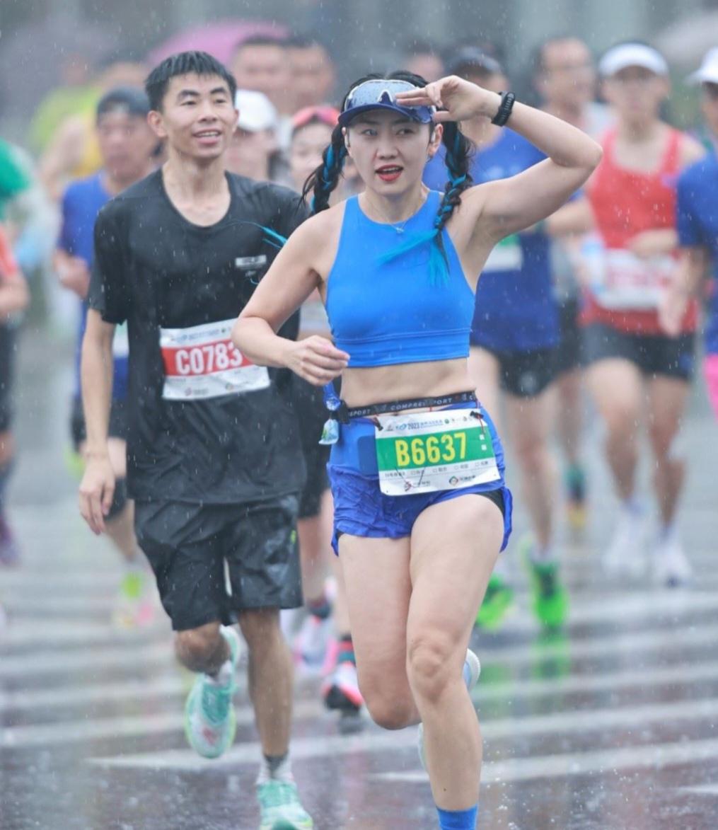 女跑者最怕下雨，毫无隐私可言(3)