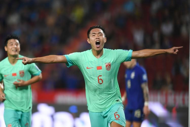 泰国队中场素巴楚：与中国队比赛非常激烈，客场赢新加坡也非易事(1)
