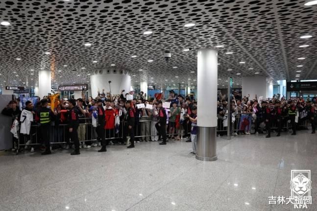 太打脸！韩国队飞抵深圳，有球迷竟然在机场做出这种事？(2)
