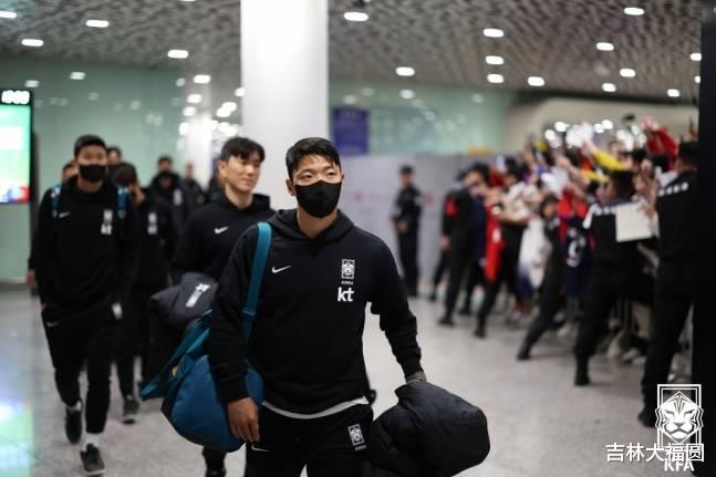 太打脸！韩国队飞抵深圳，有球迷竟然在机场做出这种事？(3)