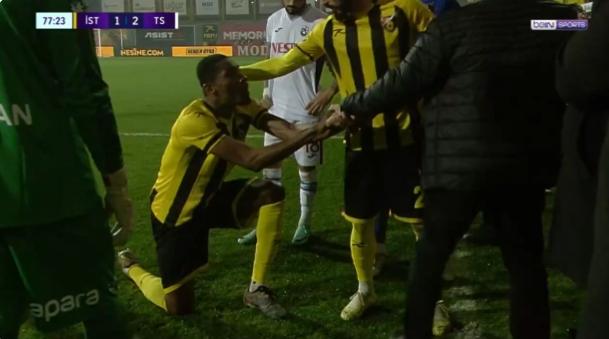 下跪恳求伊斯坦布尔体育球员下跪请求球队主席不要罢赛(1)