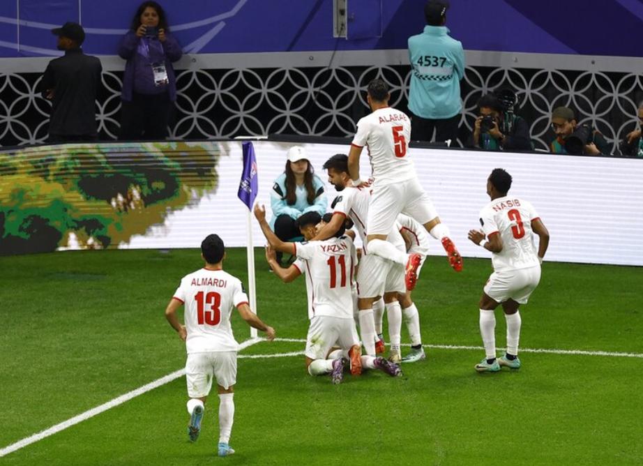一场2-0创造历史，亚洲杯首支决赛球队诞生，韩国日本都耻辱出局(3)