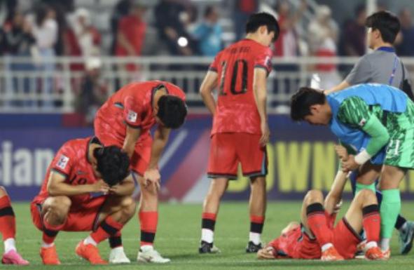 2-0！首支U23亚洲杯决赛队诞生，锁定奥运会名额，中国裁判成关键(2)
