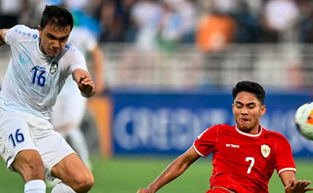 2-0！首支U23亚洲杯决赛队诞生，锁定奥运会名额，中国裁判成关键(4)