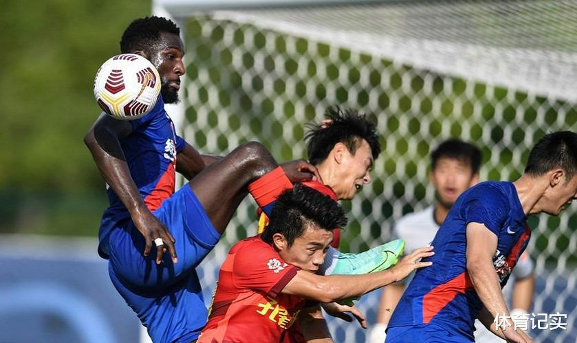 一场0：0让上海申花球迷备受打击，崔康熙被质疑，国安隔空获利好(2)