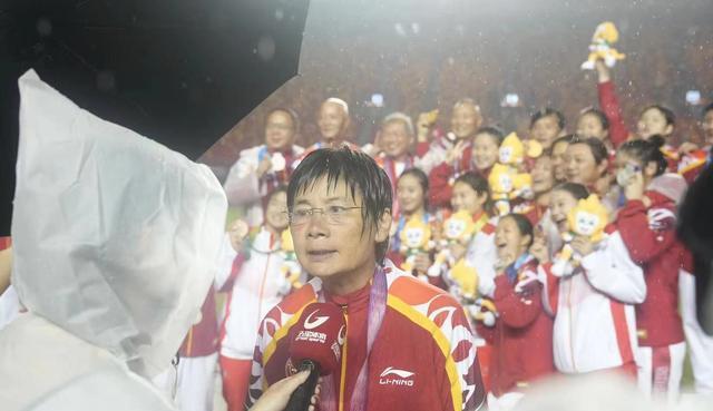 中国女足主帅水庆霞，为国家荣耀钢板在右腿七年，却获不到金帅奖(1)
