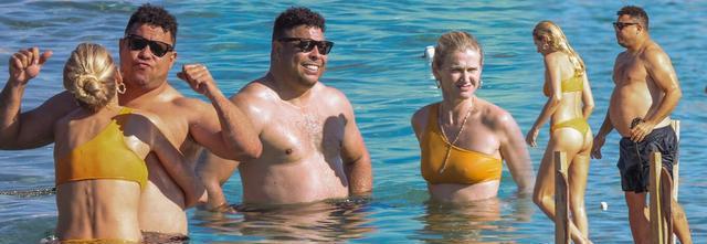 罗纳尔多与45岁妻子海滩度假已胖到认不出被盗2000万不影响心情(1)