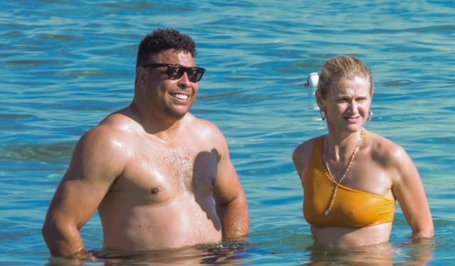 罗纳尔多与45岁妻子海滩度假已胖到认不出被盗2000万不影响心情(3)