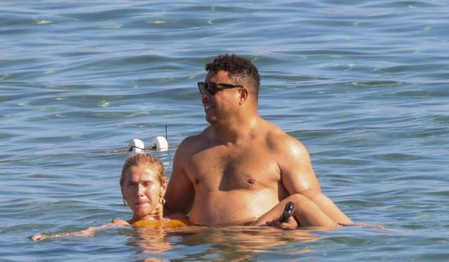 罗纳尔多与45岁妻子海滩度假已胖到认不出被盗2000万不影响心情(5)