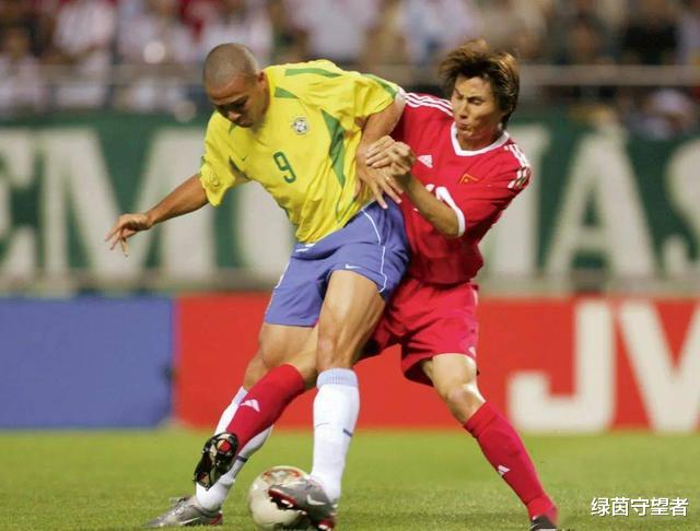 如何评价2002年世界杯的巴西队？听说罗纳尔多是大腿球星？当真？(10)