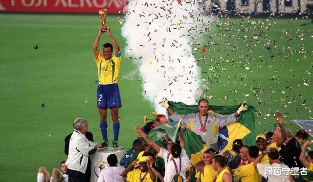 如何评价2002年世界杯的巴西队？听说罗纳尔多是大腿球星？当真？(12)