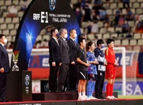 王珊珊当选中国女足队中最佳球员(2)