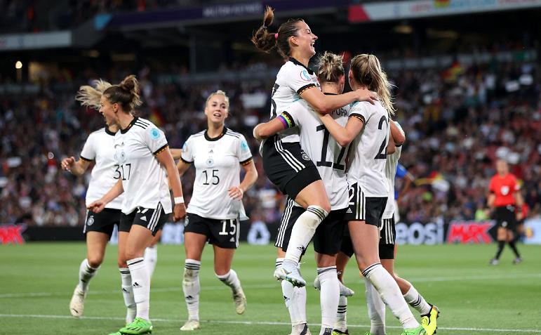 女版哈兰德！德国女足队长庆祝动作抢镜，决赛争冠+金靴对决(5)