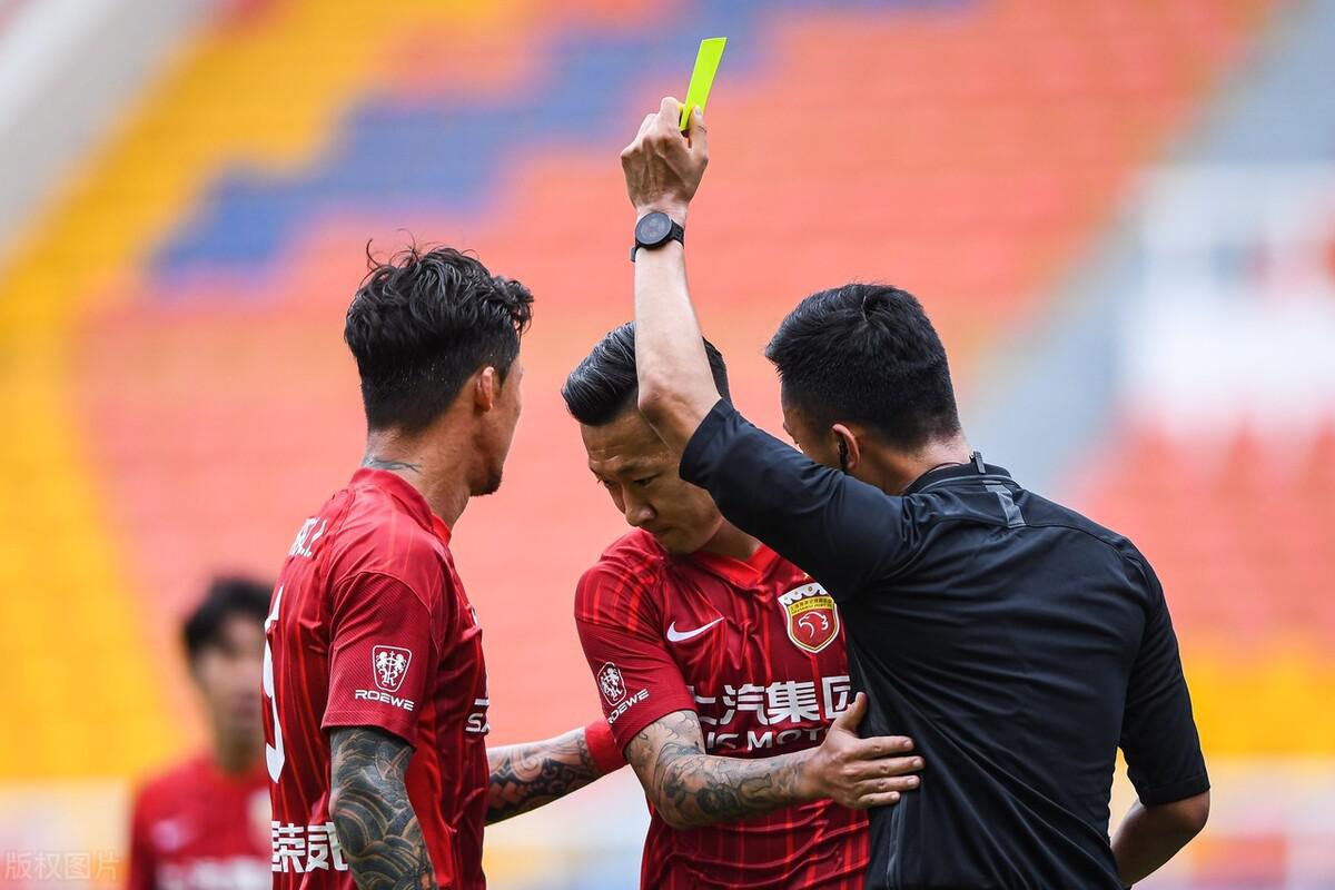 红牌加停赛的动作，连警告都没有，球迷：谁敢罚上海海港的球员？(2)