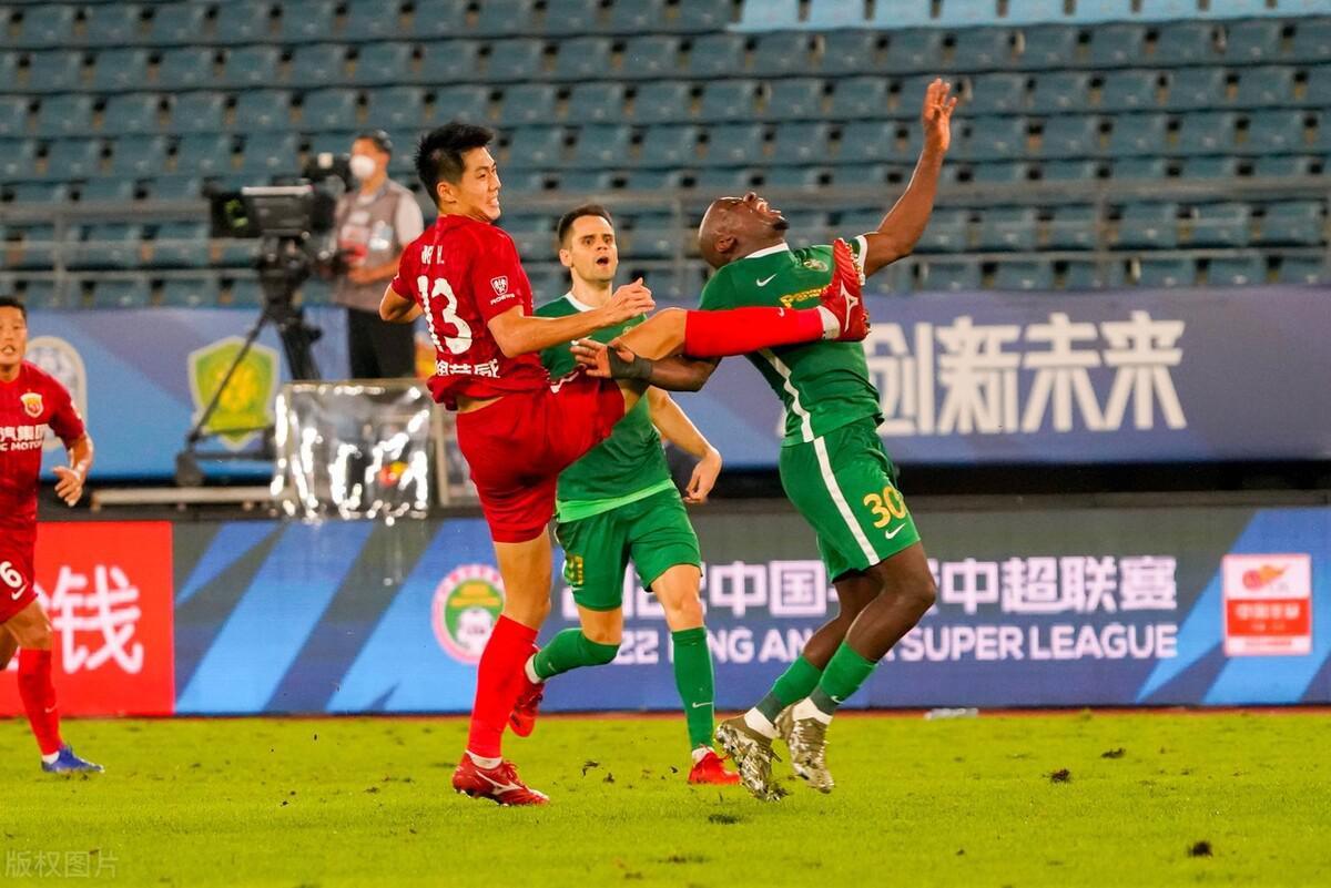 红牌加停赛的动作，连警告都没有，球迷：谁敢罚上海海港的球员？(3)