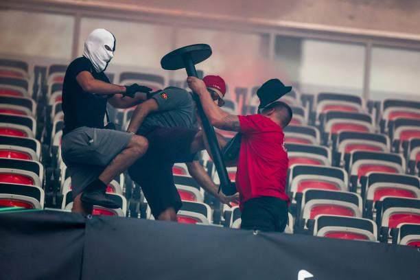 纳粹主义绑架足球！极端球迷公然在欧协杯看台开战(2)