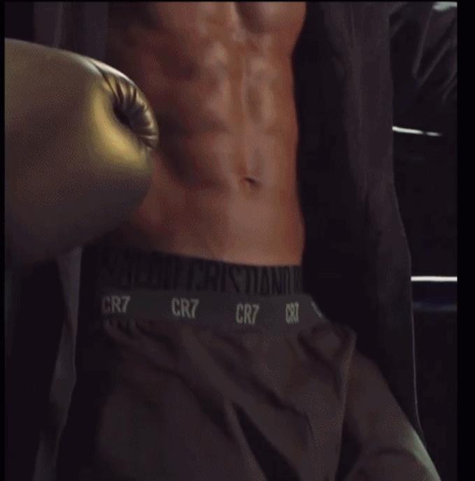C罗为内裤品牌CR7拍摄广告片：化身拳击手，37岁腹肌不输年轻人(3)