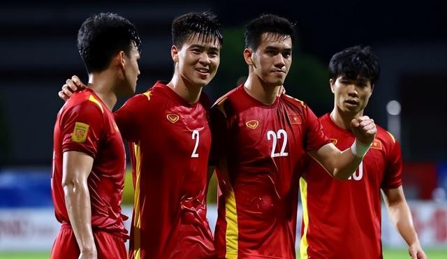 0-2！缅甸队完败中国球队，越南4-0狂胜，球迷挥舞国旗，国足很闲(5)
