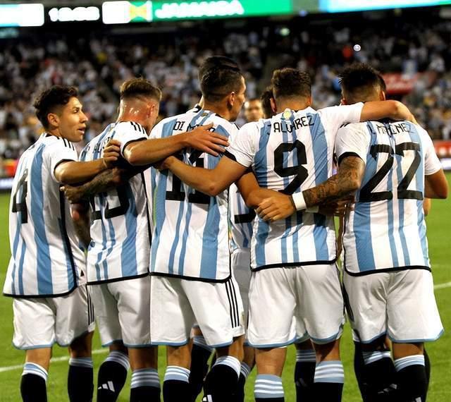 35场不败！阿根廷队追平历史次佳战绩，捧出最强梅西，主帅获新约(1)