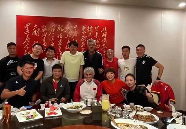 20年后再会！ 78岁的米卢出席酒馆，范志毅扒虾，许多足球中国国家队名宿登场(1)