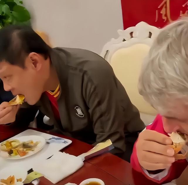 20年后再会！ 78岁的米卢出席酒馆，范志毅扒虾，许多足球中国国家队名宿登场(7)