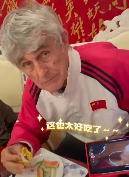 20年后再会！ 78岁的米卢出席酒馆，范志毅扒虾，许多足球中国国家队名宿登场(8)