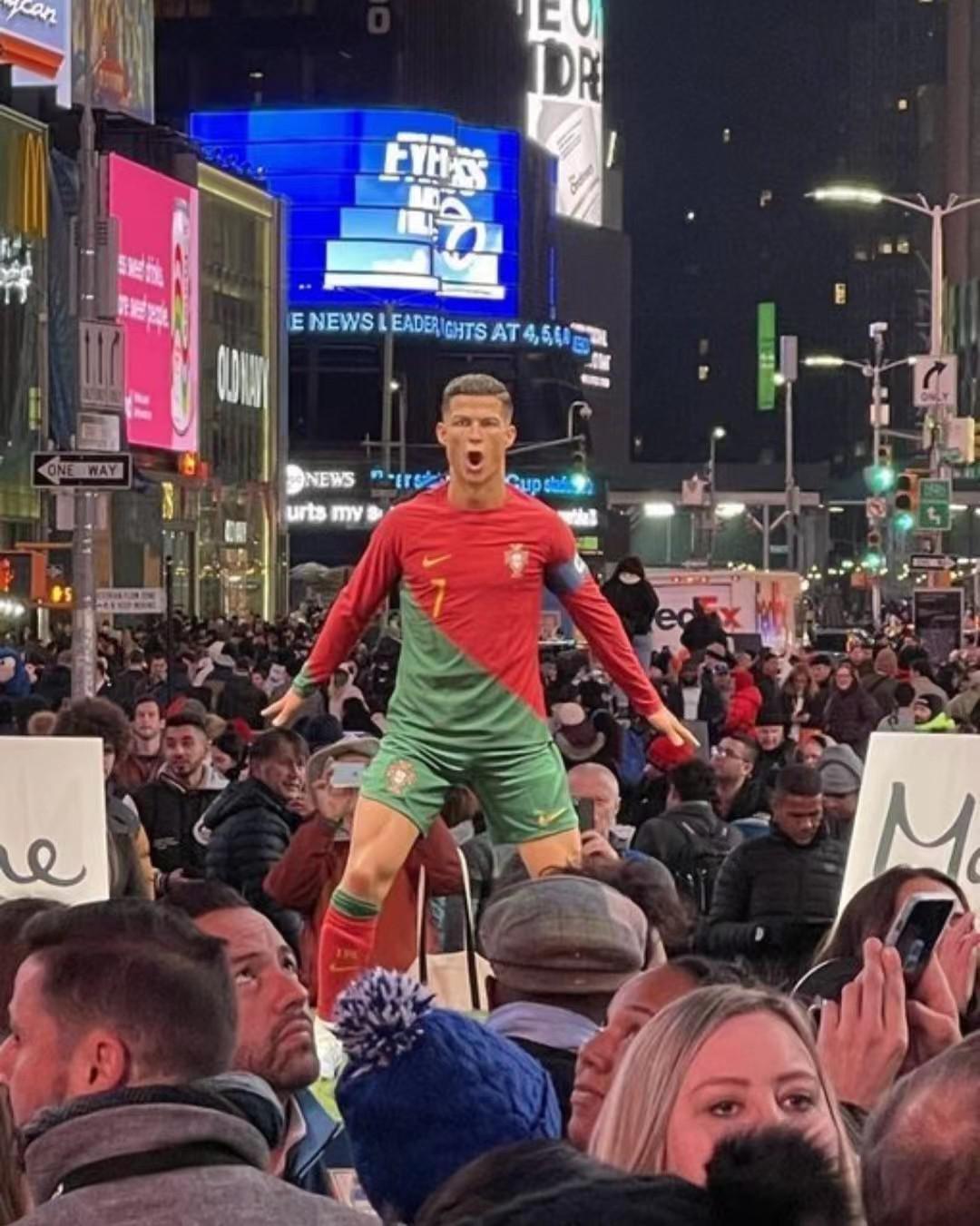 C罗最新雕像，亮相纽约时代广场！球迷：迄今为止最像总裁本尊的(1)