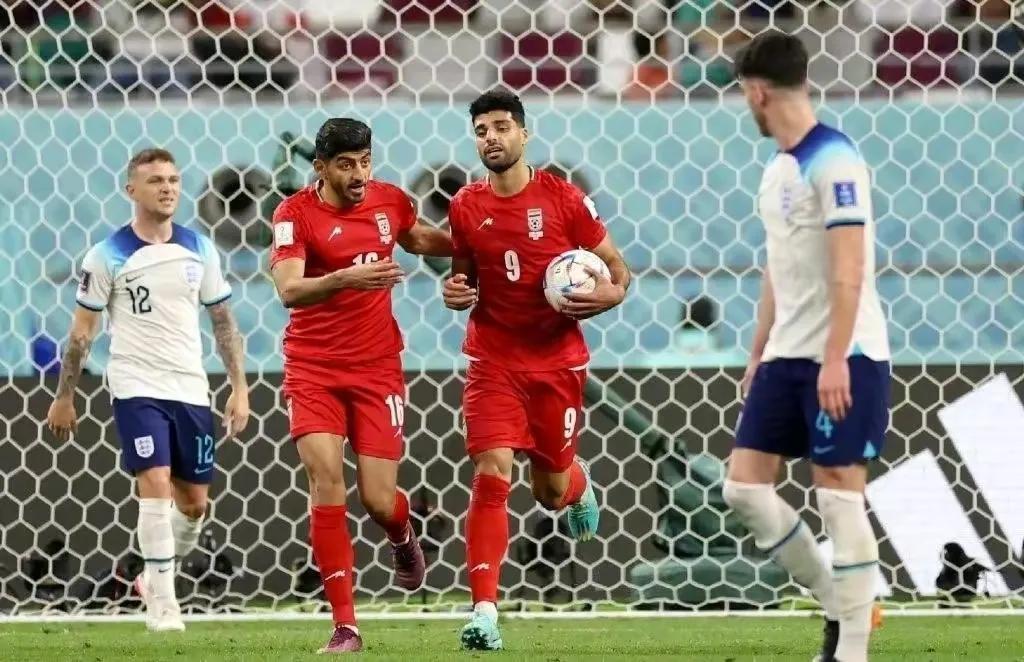 伊朗队惨败，仍是真男人！庆幸中国男足没进世界杯！场面不敢想象(8)