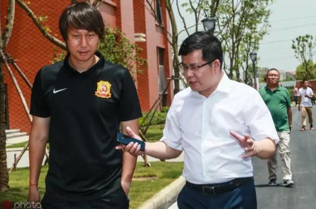 名记爆料：李铁已在美购置豪宅+孩子移民，中国足球不能再胡搞！(4)