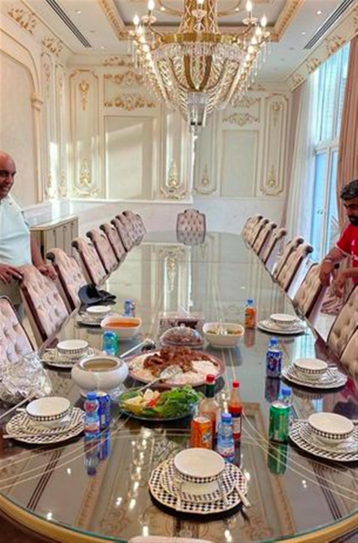卡塔尔富豪邀请英格兰球迷来家中吃饭，双方因一件球衣结缘(3)