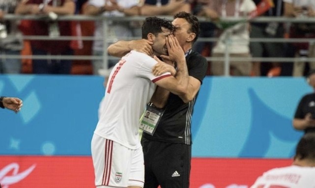跪地痛哭！伊朗神锋连续2届世界杯错失读秒良机，放生葡萄牙+美国(3)