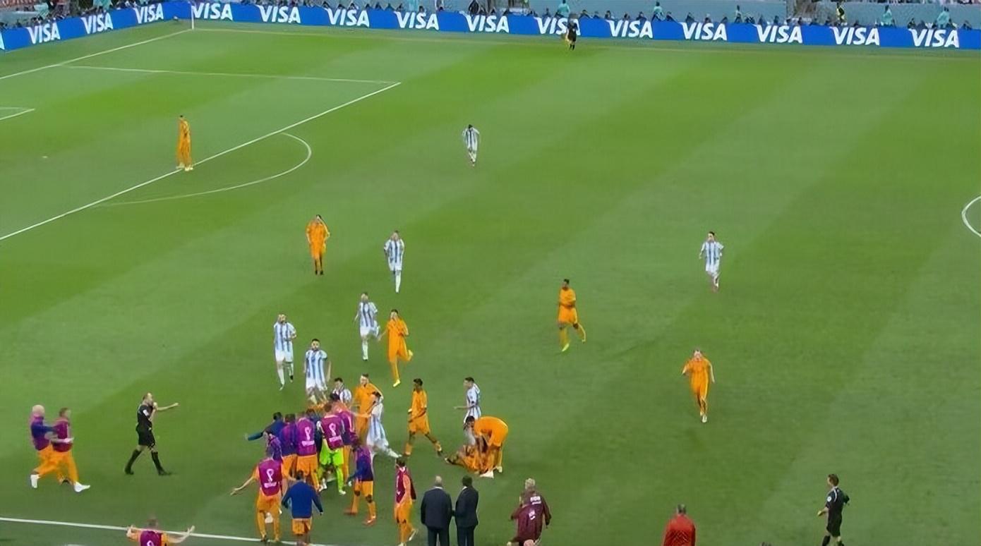 世界杯火药味十足！7个阿根廷球员“挑衅眼神”看着10个荷兰球员(4)