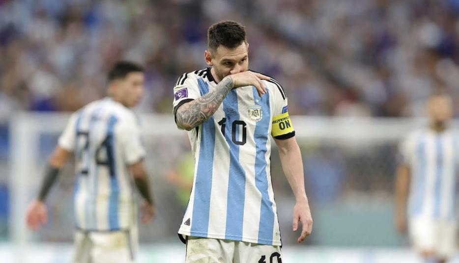 2-0到2-2到点球4-3！阿根廷创44年纪录，梅西被激怒：喷裁判+对手(2)