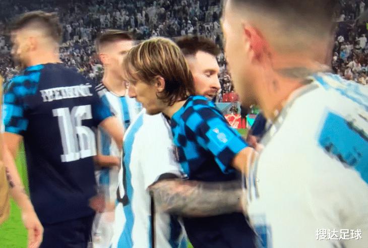 世界杯出局后，莫德里奇捂脸哭泣！三位巨星拥抱，阿根廷球迷鼓掌(2)