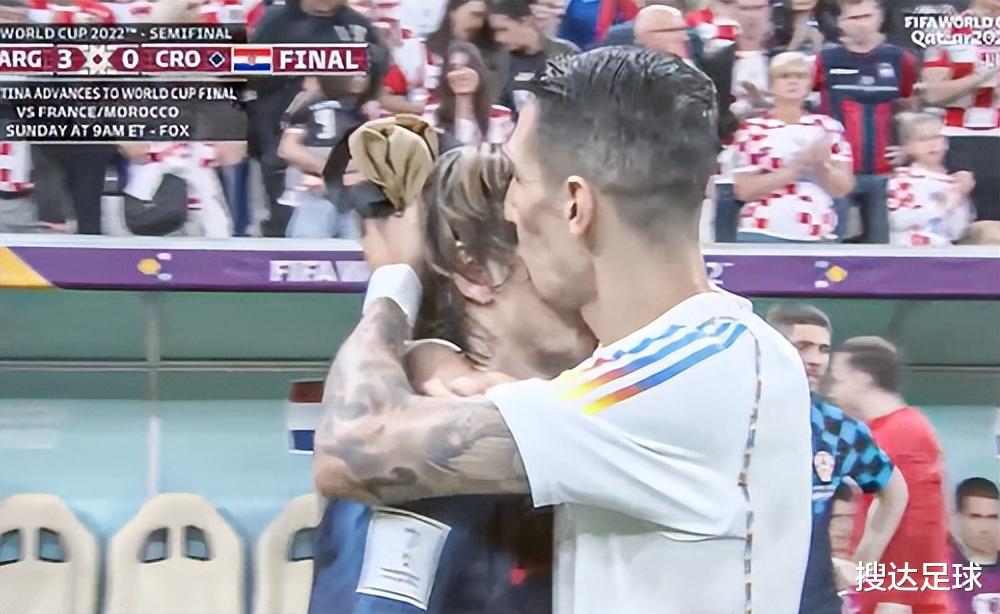 世界杯出局后，莫德里奇捂脸哭泣！三位巨星拥抱，阿根廷球迷鼓掌(3)