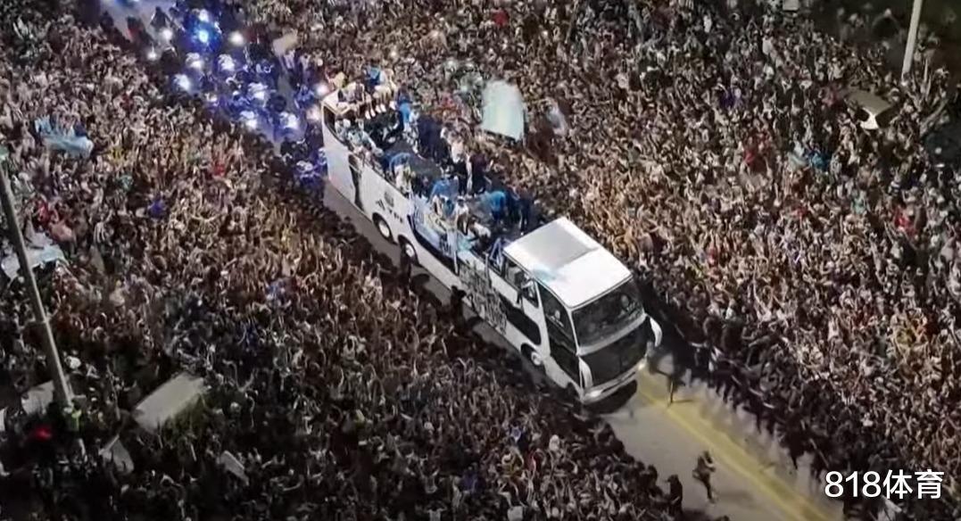 壮观! 梅西手持大力神杯抵达阿根廷, 20万球迷夹道欢迎夺冠大巴寸步难行(9)